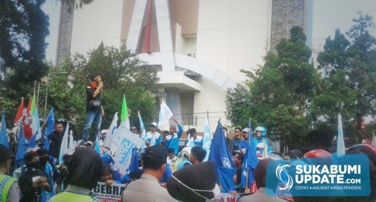 Tiba di Gedung DPRD Kota Sukabumi, Gebrakbumi Langsung Orasi